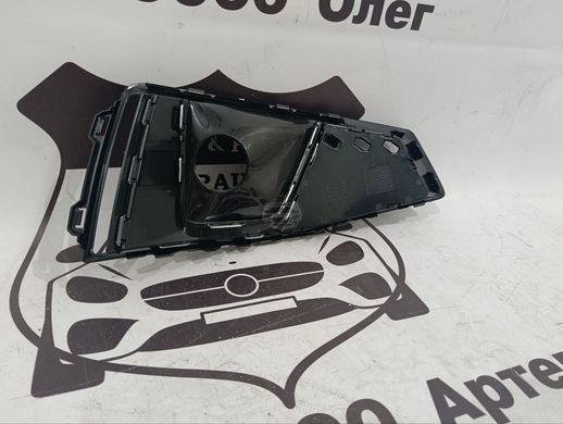 8W0807682BA AUDI A4 B9 Заглушка туманки права 2019-21